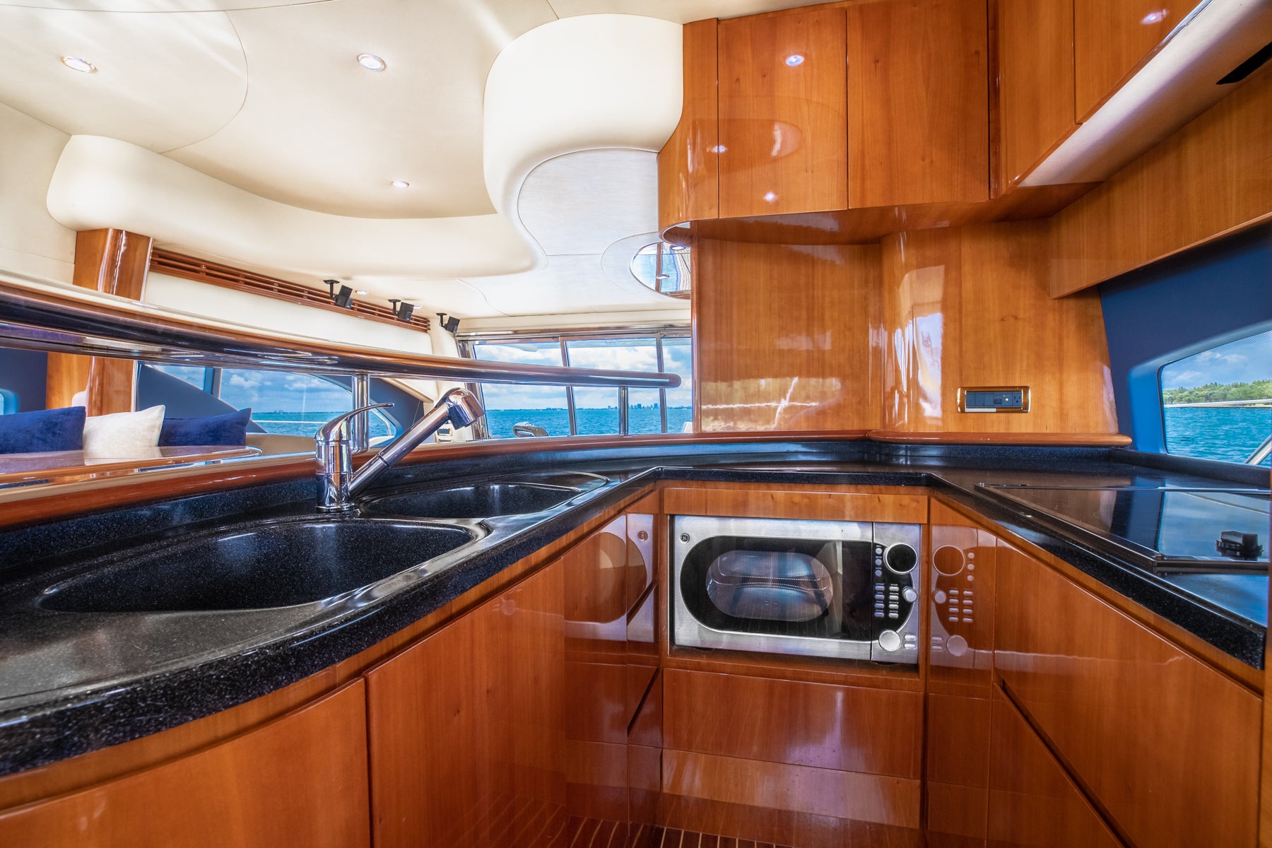 Azimut 62 Flybridge 'Alana Rose' Charter - Premium Experience