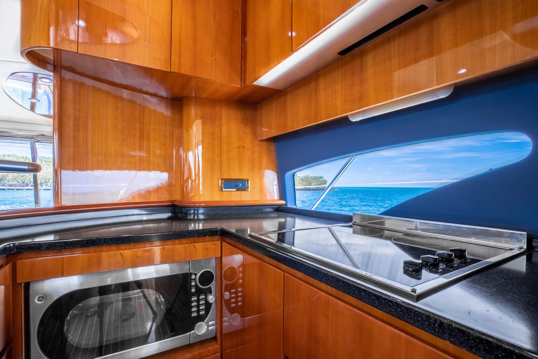 Azimut 62 Flybridge 'Alana Rose' Charter - Premium Experience