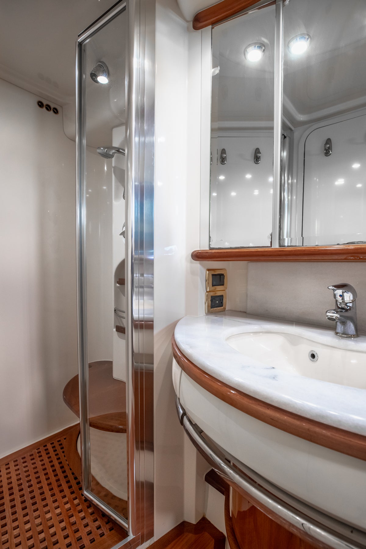 Azimut 62 Flybridge 'Alana Rose' Charter - Premium Experience