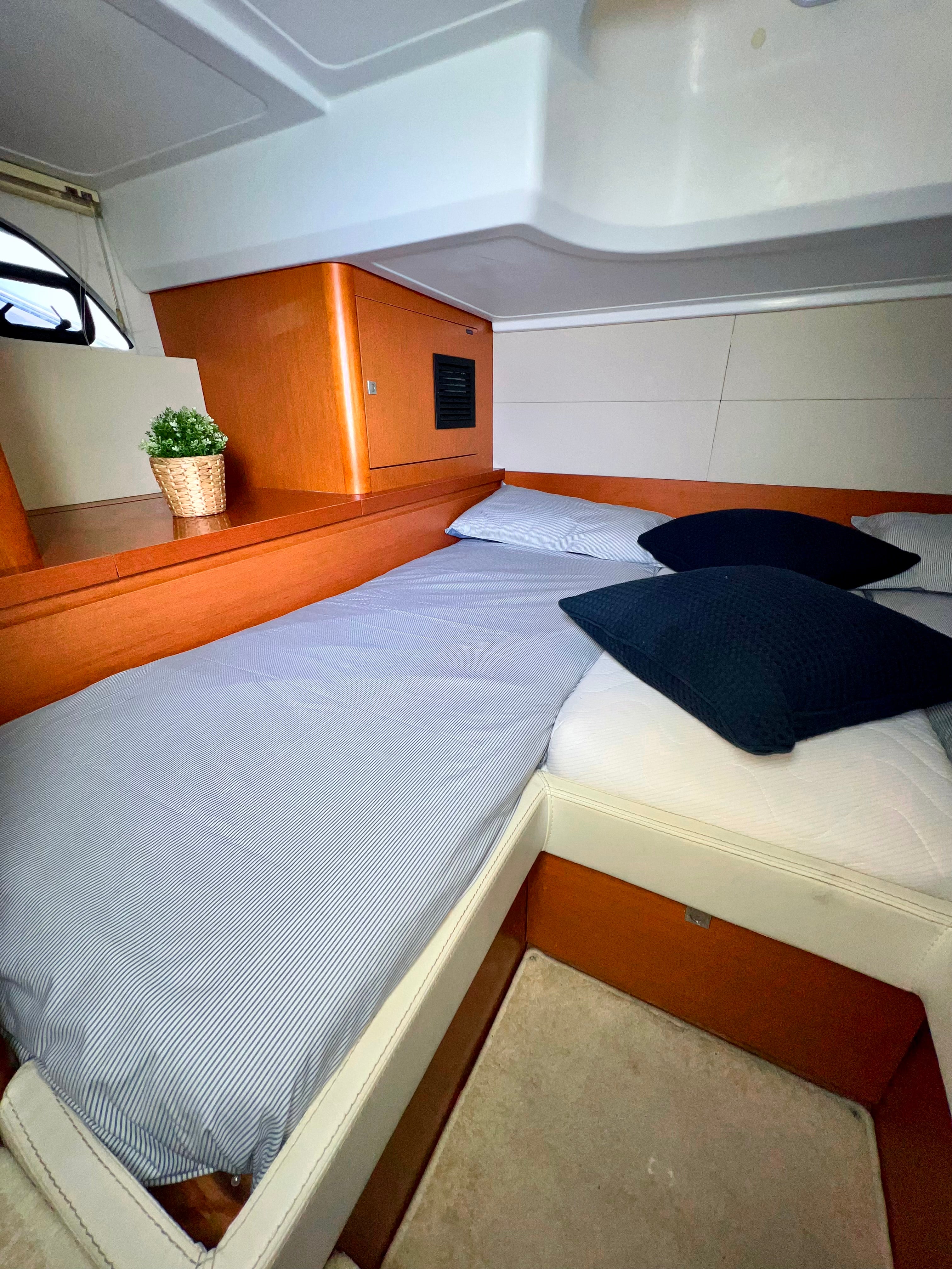Beneteau Grand Turismo 38 Charter - South Florida